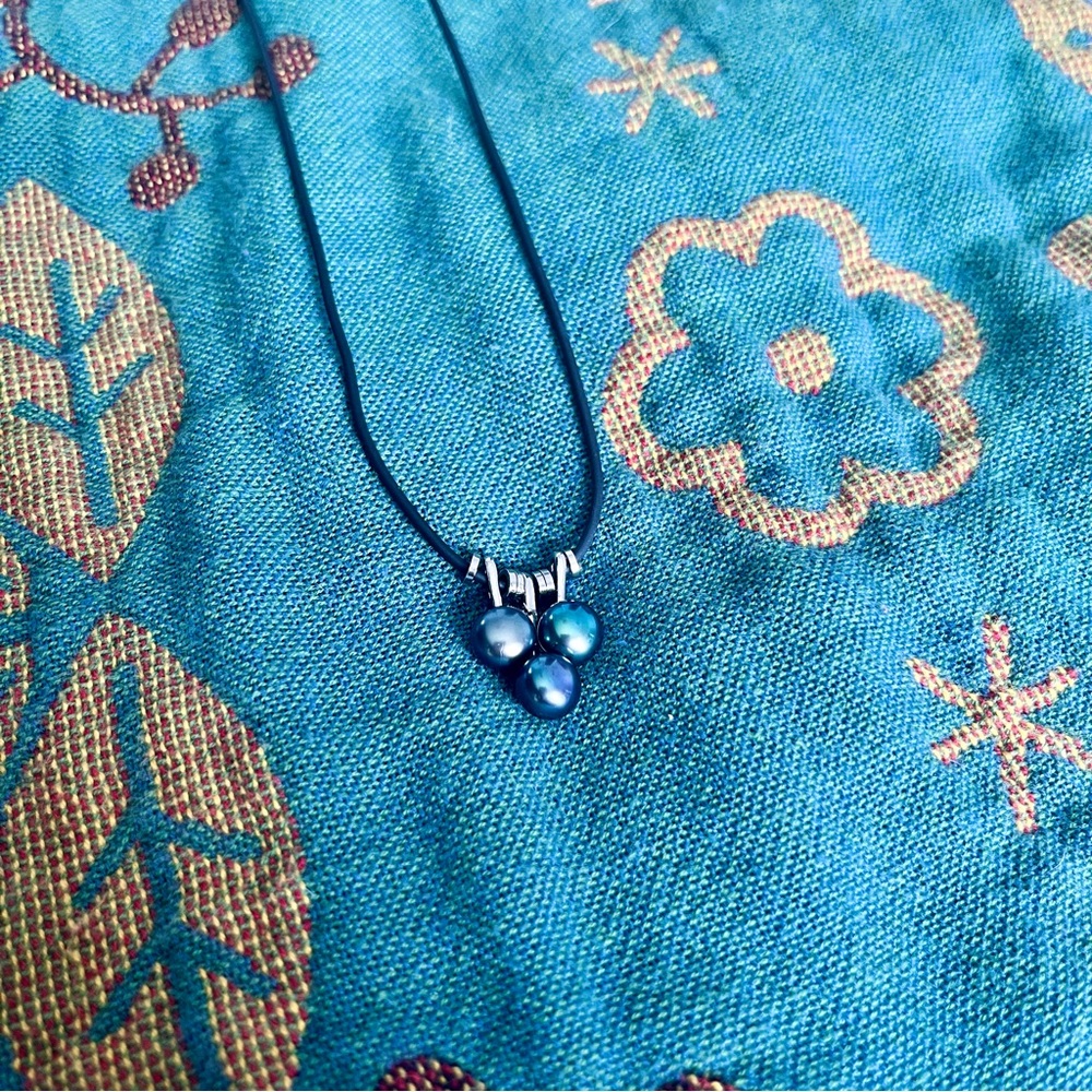 Black pearl necklace